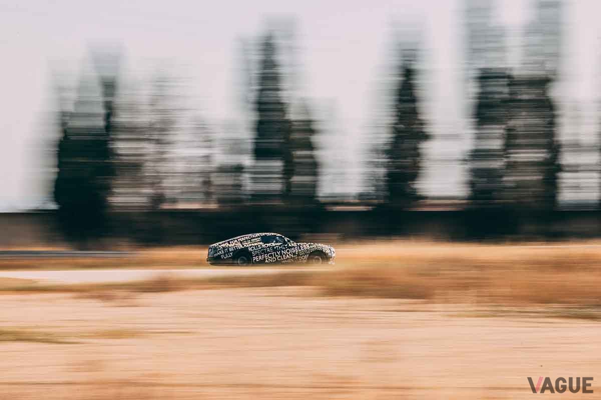 走行テストをおこなうロールス・ロイス「スペクター」プロトタイプ