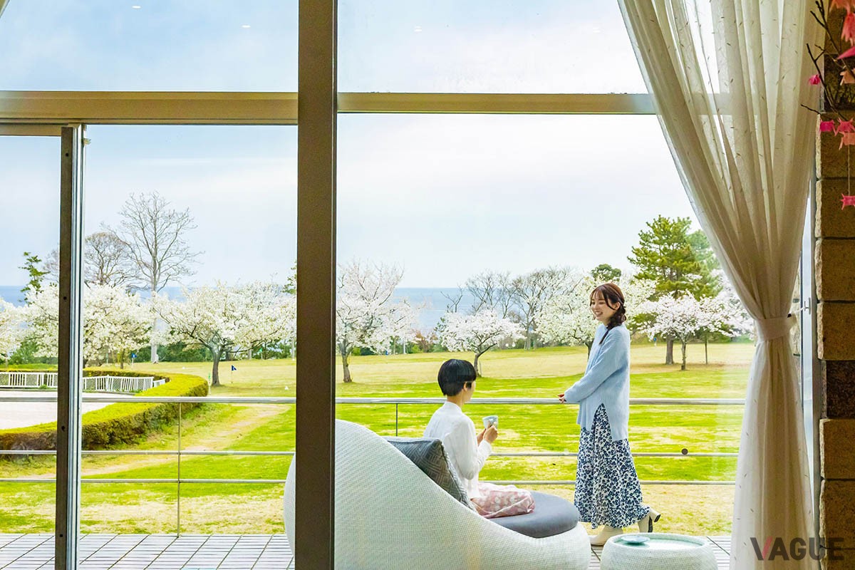 春には見渡す限りの桜が広がり、夏時期は海に沈む美しい夕日を堪能できる