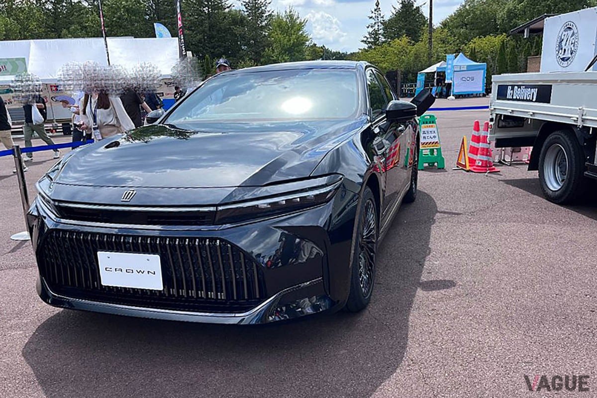 トヨタとJAFが開発中の給水素トラックのデモンストレーションに姿を現した、ブラックボディ×右ハンドル仕様の新型「クラウン・セダン」