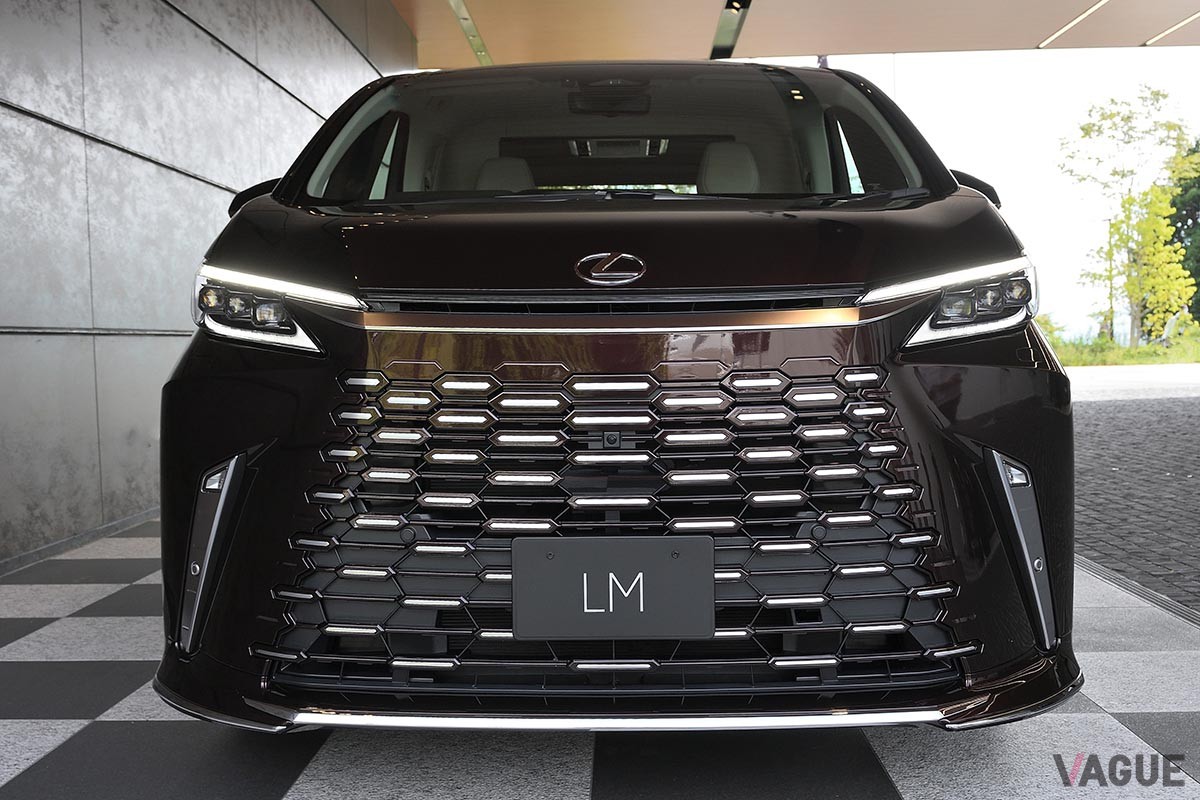 強固なボディとしなやかな足回りにより、極上の乗り心地を実現したレクサス新型「LM」。素直なハンドリングにより思いのほか走りも楽しめる