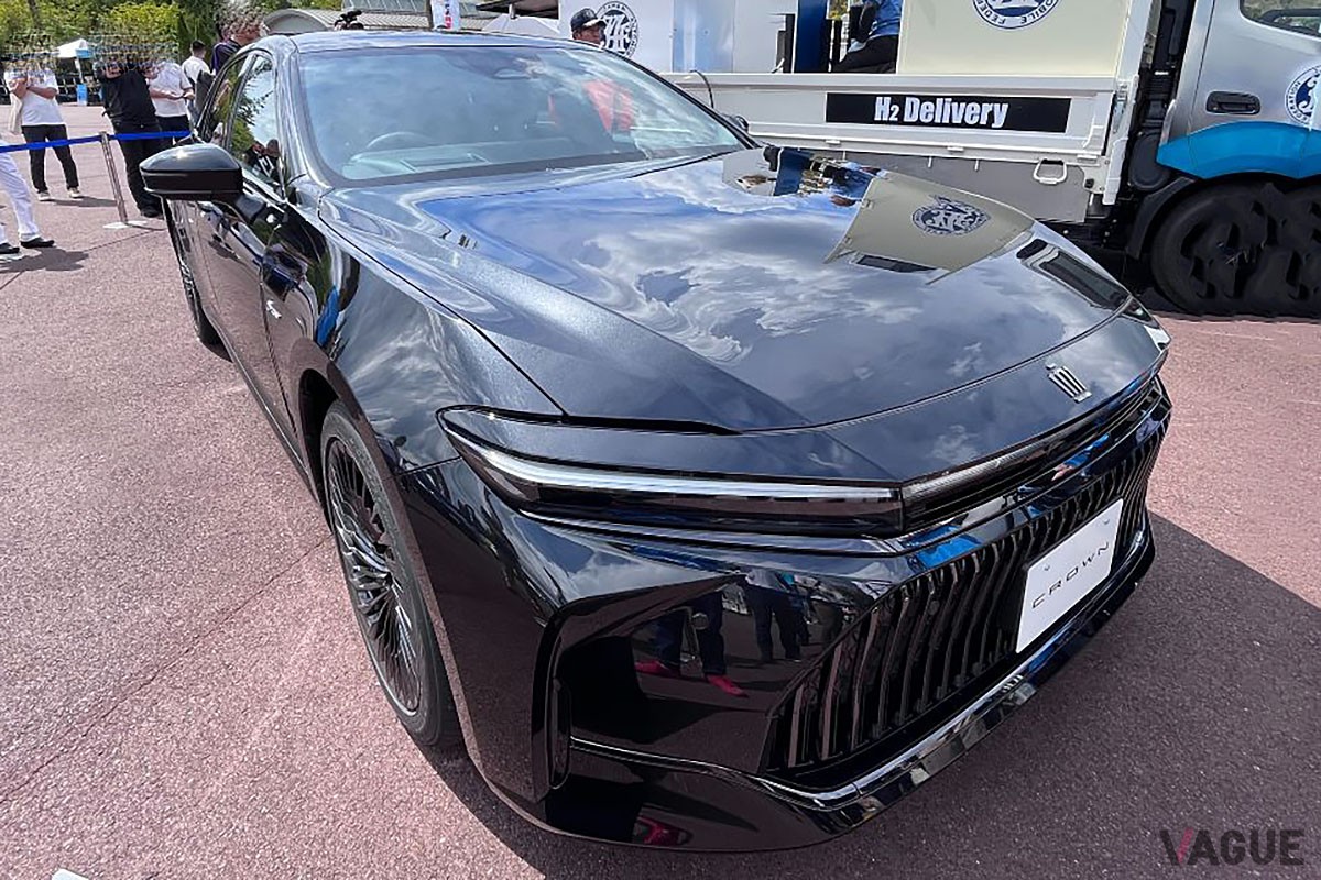 トヨタとJAFが開発中の給水素トラックのデモンストレーションに姿を現した、ブラックボディ×右ハンドル仕様の新型「クラウン・セダン」