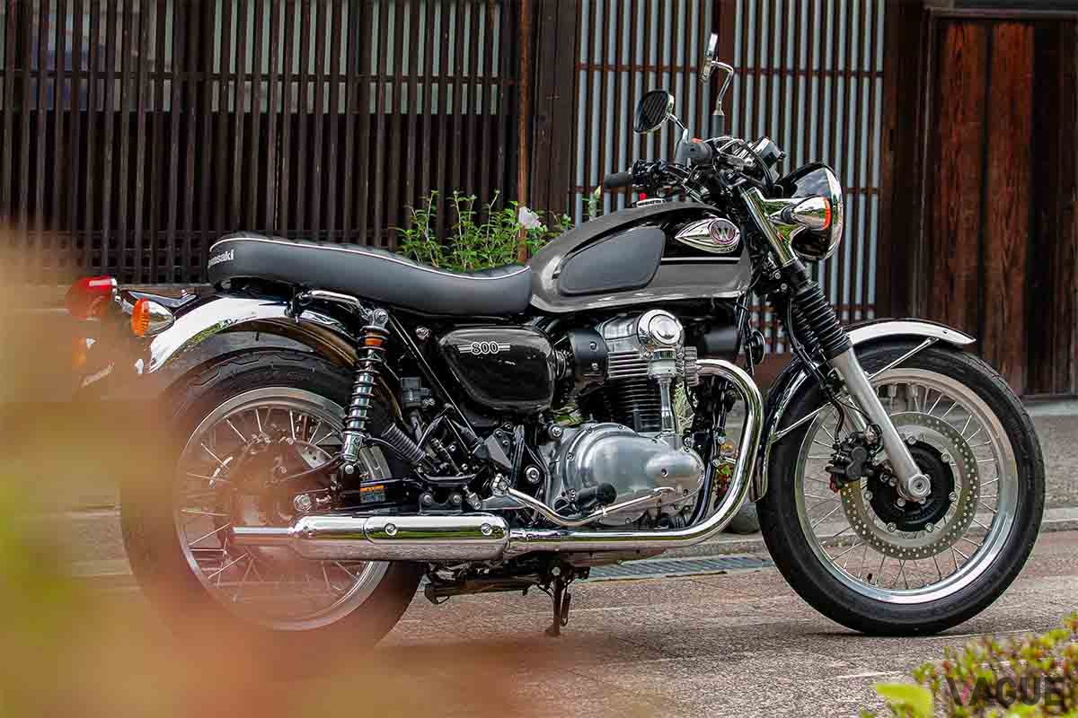 カワサキの歴史あるブランド「W」のDNAを継承する「W800」に、カッコいい新カラー＆グラフィックをまとった2024年モデルが登場