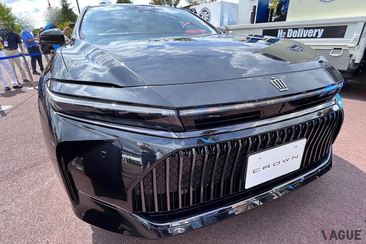 トヨタとJAFが開発中の給水素トラックのデモンストレーションに姿を現した、ブラックボディ×右ハンドル仕様の新型「クラウン・セダン」