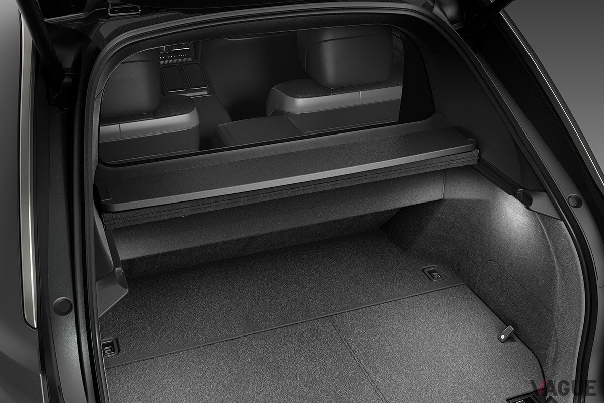 荷室左側の側面が大きくえぐられたラゲッジスペースにより、ゴルフバッグなどのかさばる荷物も楽に積み込めるトヨタ新型「センチュリー」