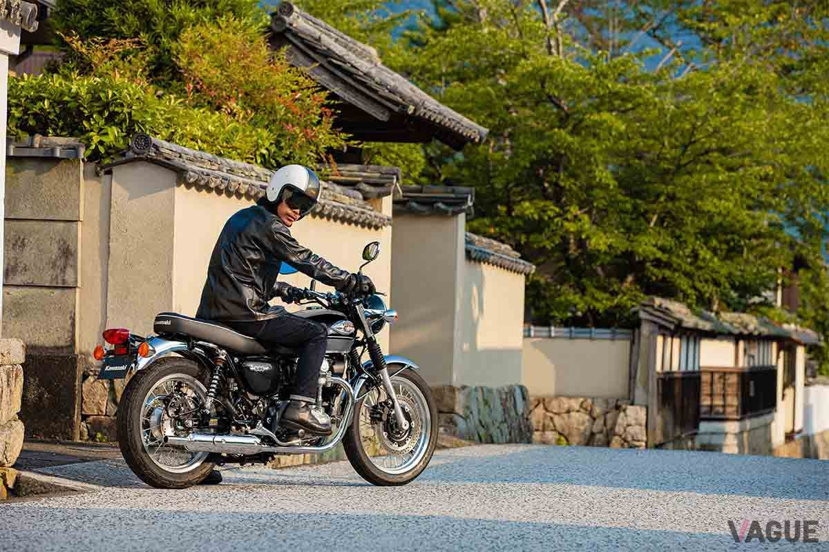カワサキの歴史あるブランド「W」のDNAを継承する「W800」に、カッコいい新カラー＆グラフィックをまとった2024年モデルが登場