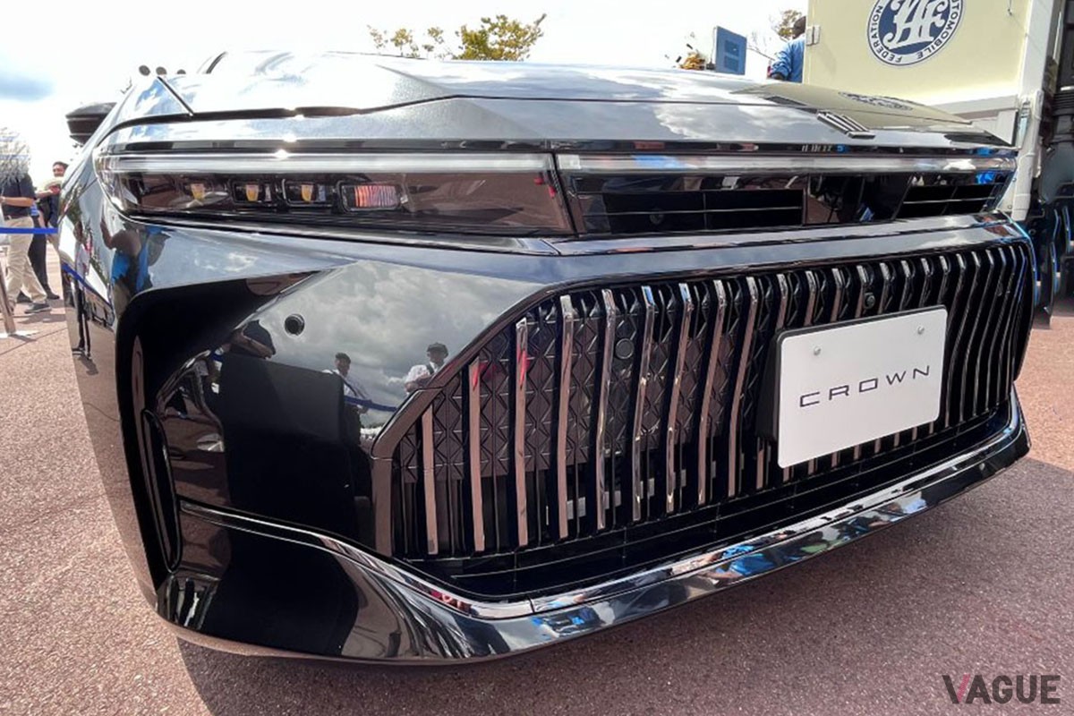 トヨタとJAFが開発中の給水素トラックのデモンストレーションに姿を現した、ブラックボディ×右ハンドル仕様の新型「クラウン・セダン」