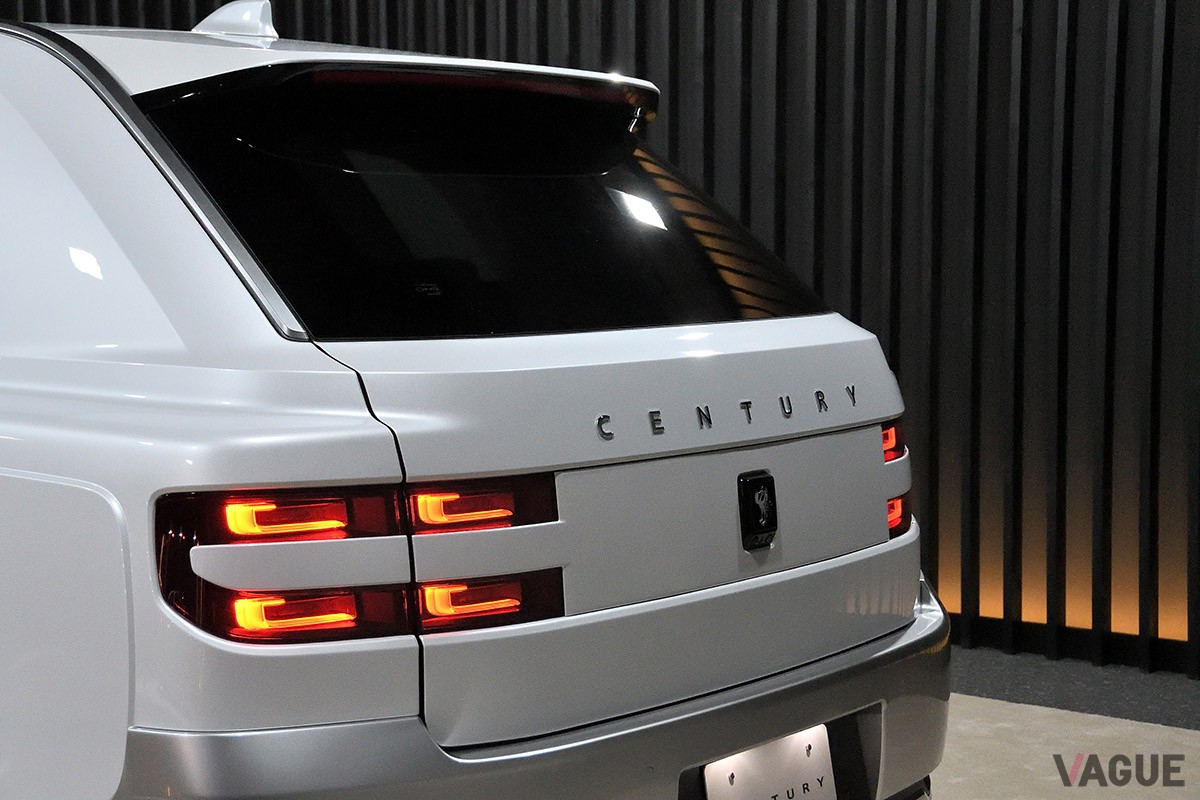 荷室左側の側面が大きくえぐられたラゲッジスペースにより、ゴルフバッグなどのかさばる荷物も楽に積み込めるトヨタ新型「センチュリー」