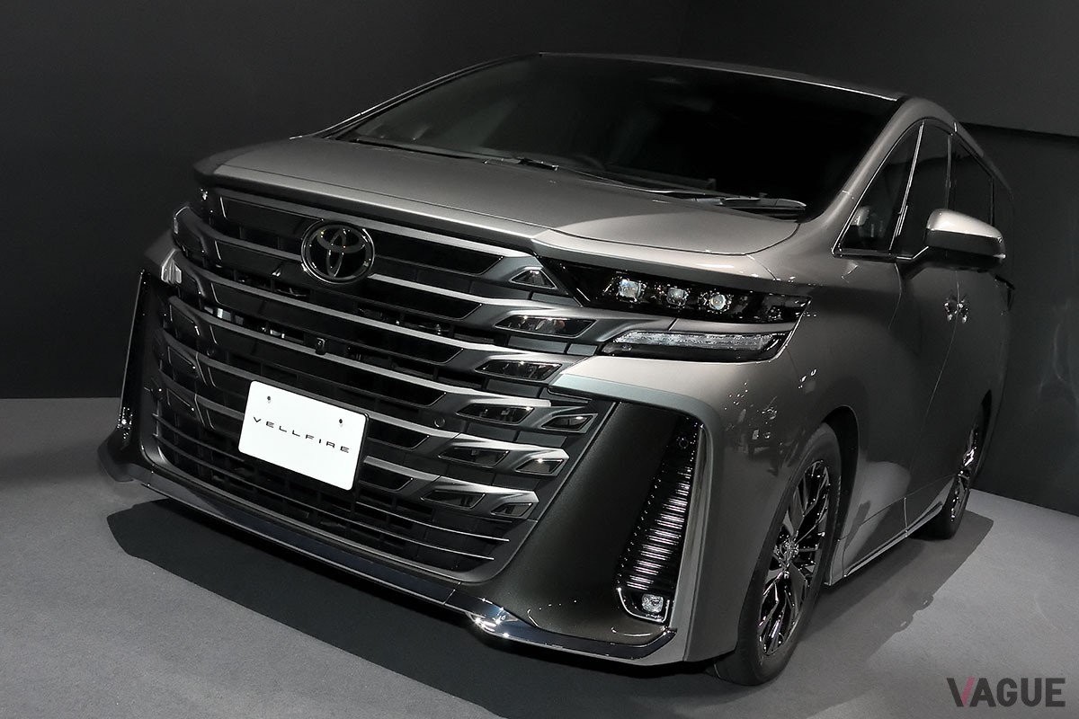 新型「センチュリー」の発表会に姿を現した「ヴェルファイアPHEV」