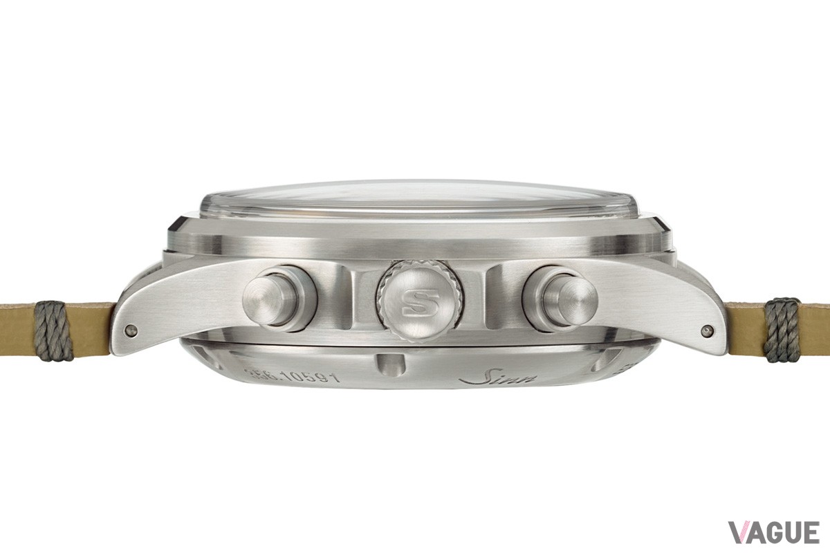 複雑な曲率半径を持つ高ドーム型クリスタルは、厚さ約5mmものクリスタル無垢の塊から削り出されたもの