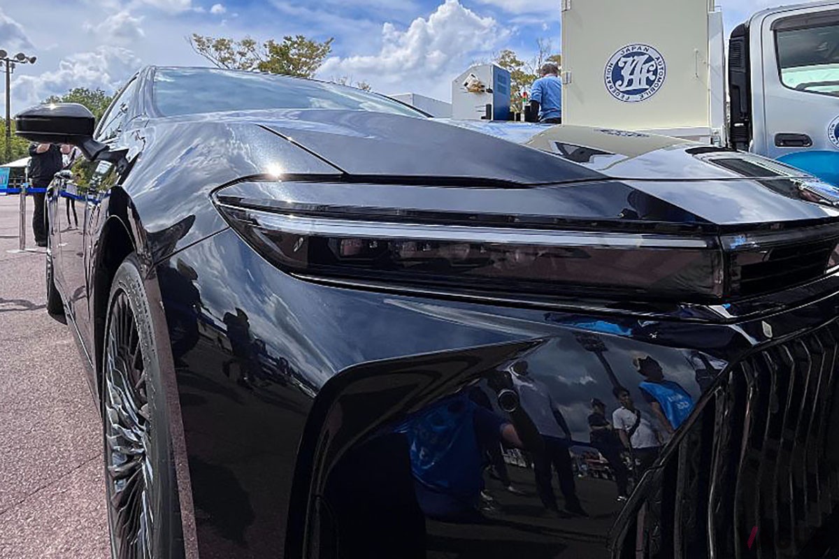 トヨタとJAFが開発中の給水素トラックのデモンストレーションに姿を現した、ブラックボディ×右ハンドル仕様の新型「クラウン・セダン」