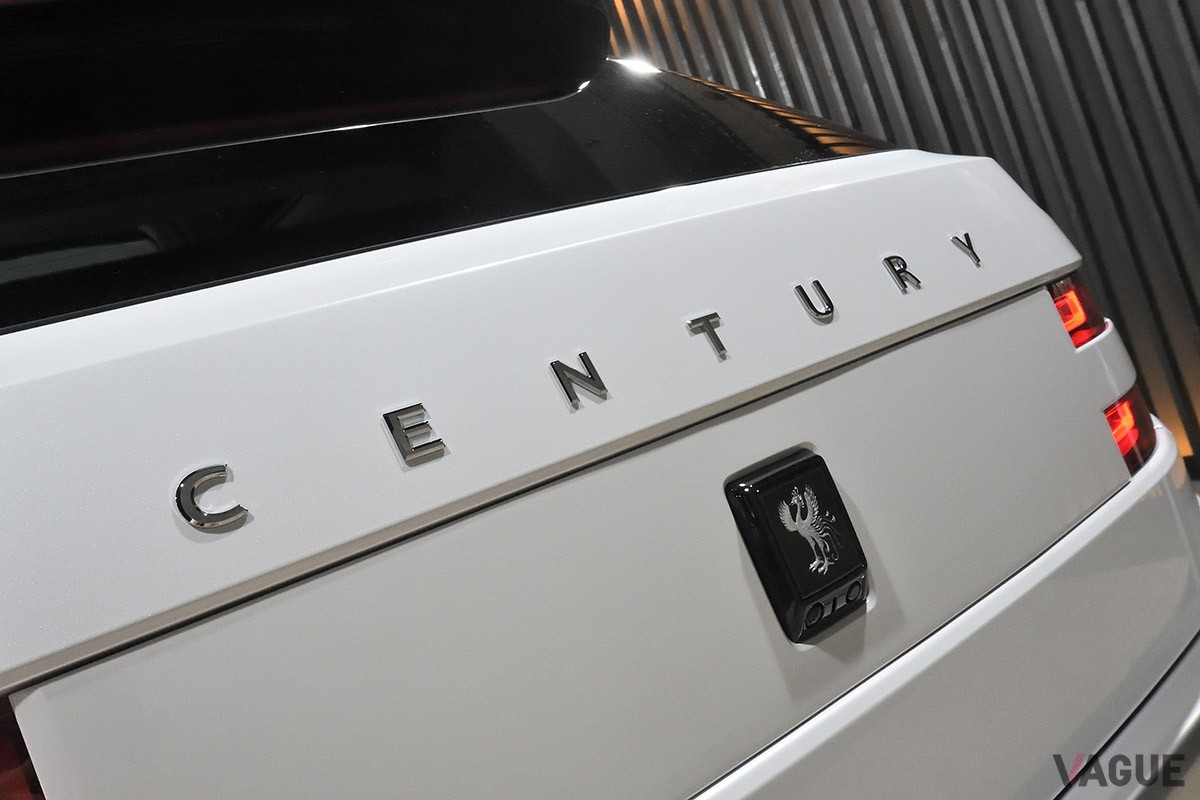 荷室左側の側面が大きくえぐられたラゲッジスペースにより、ゴルフバッグなどのかさばる荷物も楽に積み込めるトヨタ新型「センチュリー」