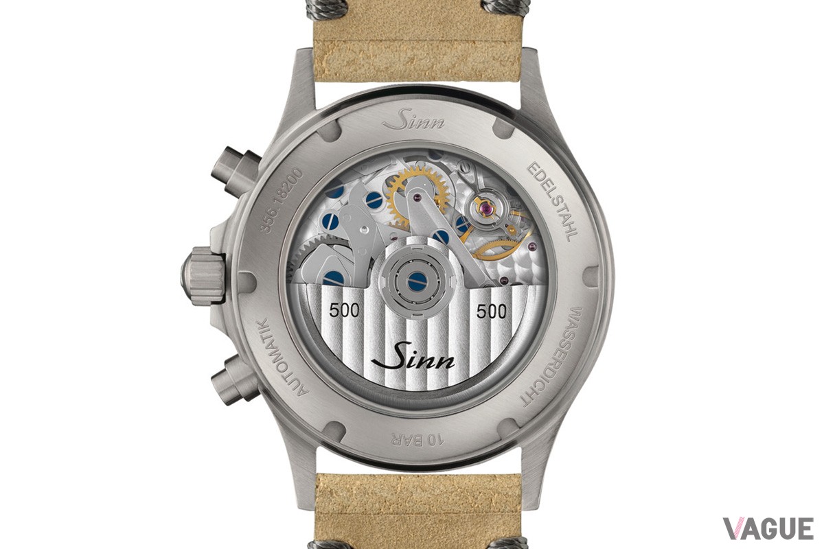 無反射コーティングを施したサファイアクリスタルを採用したケースバック