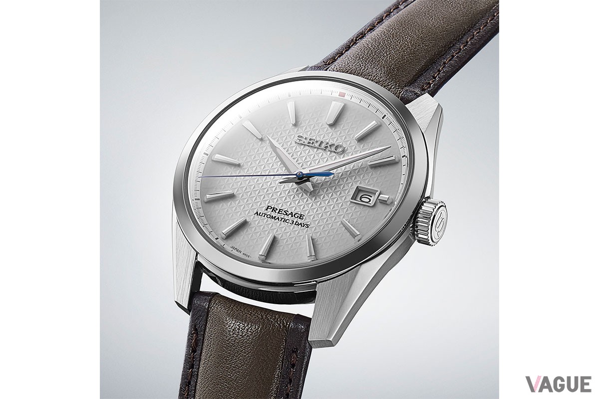 ＜セイコー プレザージュ＞の「Sharp Edged Series　SARX113」は、しっとりとした上質なホワイトのグラデーションカラーの麻の葉紋様をダイヤルに採用。さりげない赤の差し色で初代「ローレル」との共通点を表現しています