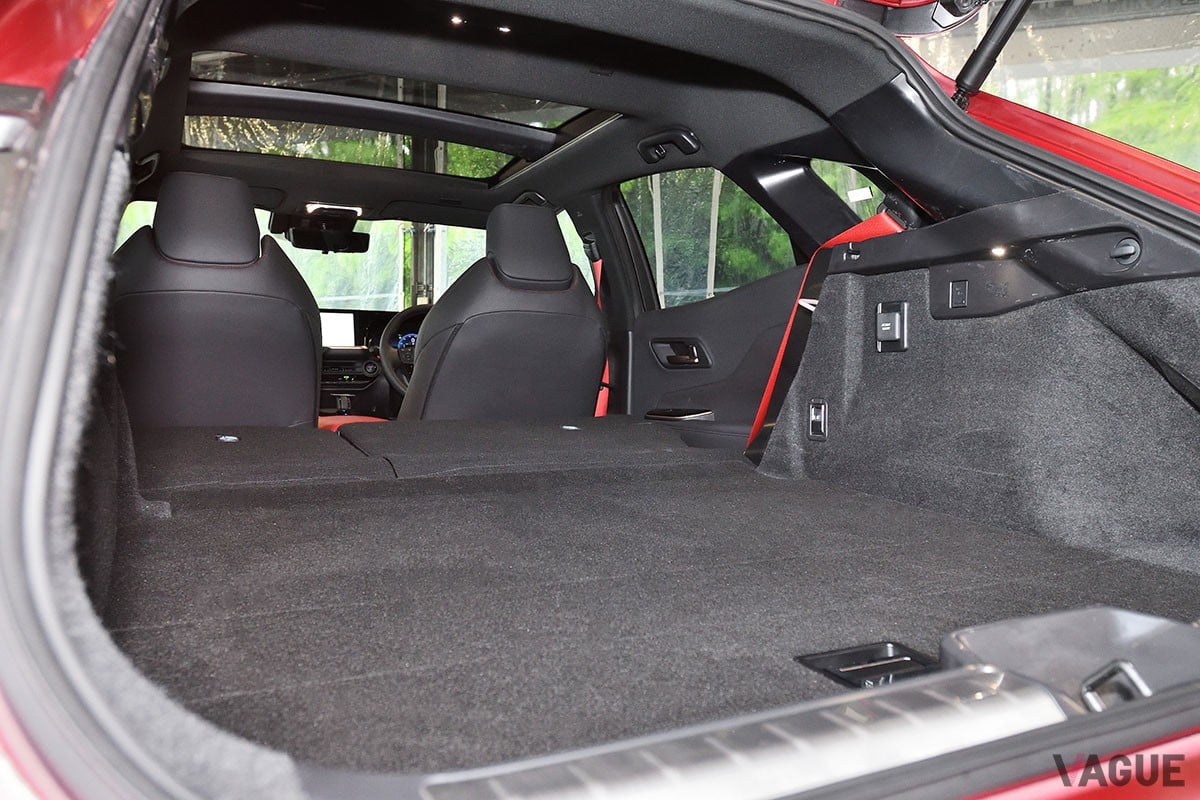 まもなく発売スタート！ トヨタ新型「クラウン・スポーツ」のラゲッジスペースをチェック！ ゴルフバッグは何セット積める？(VAGUE