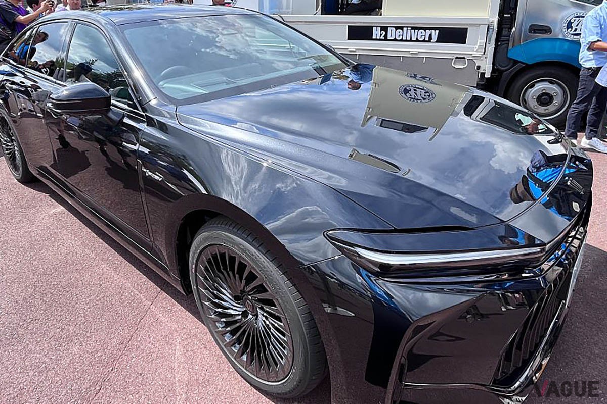 トヨタとJAFが開発中の給水素トラックのデモンストレーションに姿を現した、ブラックボディ×右ハンドル仕様の新型「クラウン・セダン」