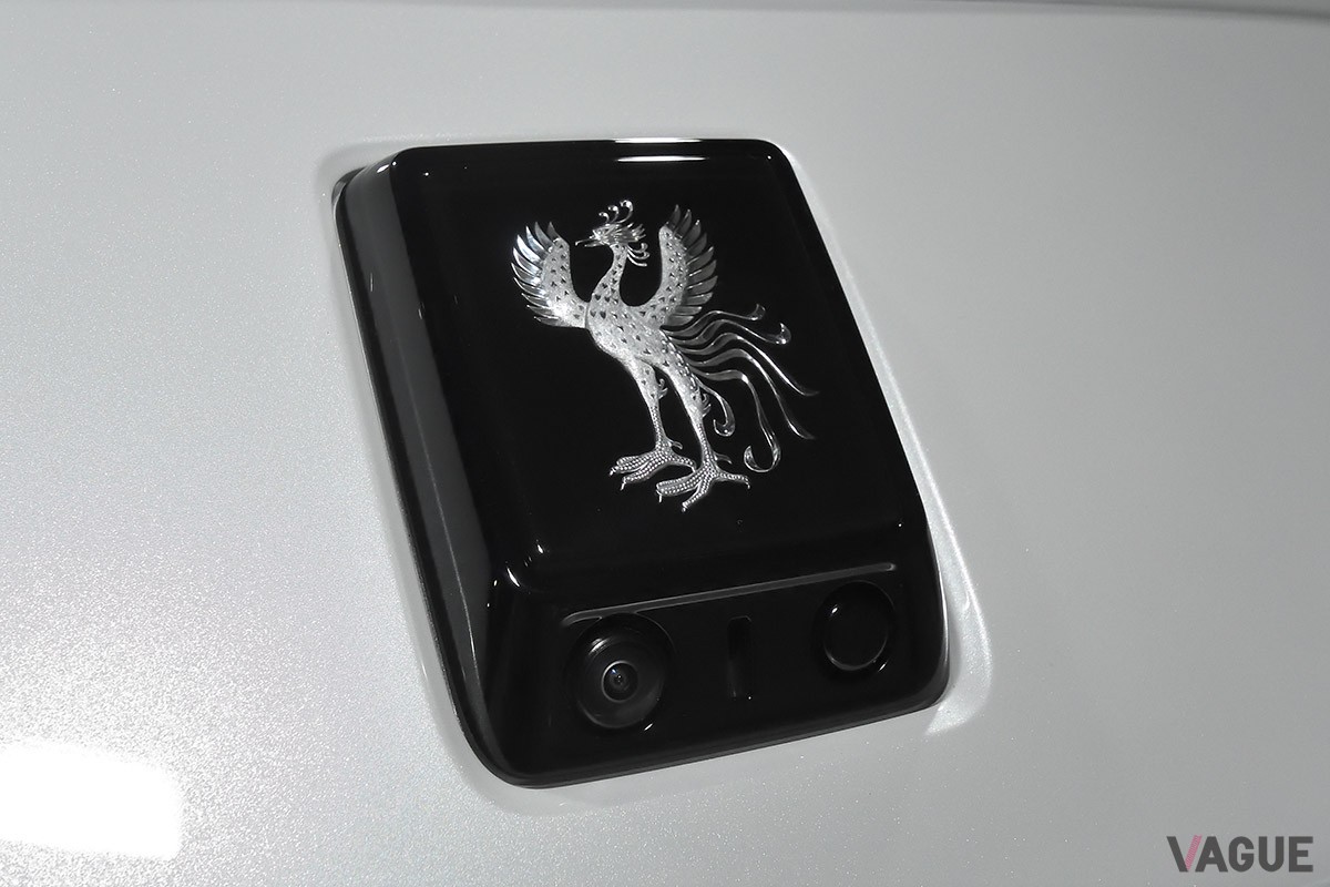 荷室左側の側面が大きくえぐられたラゲッジスペースにより、ゴルフバッグなどのかさばる荷物も楽に積み込めるトヨタ新型「センチュリー」