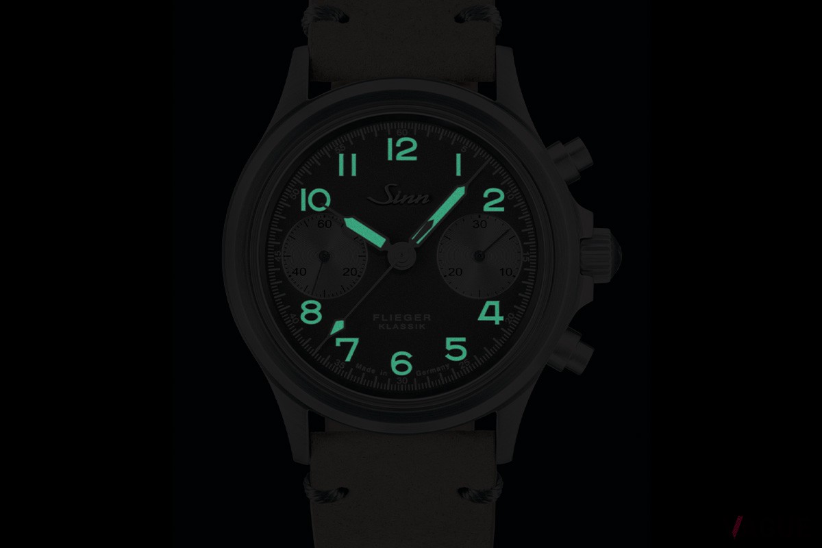 アラビア数字と針には暗所での視認性を高める夜光塗料が塗布されます