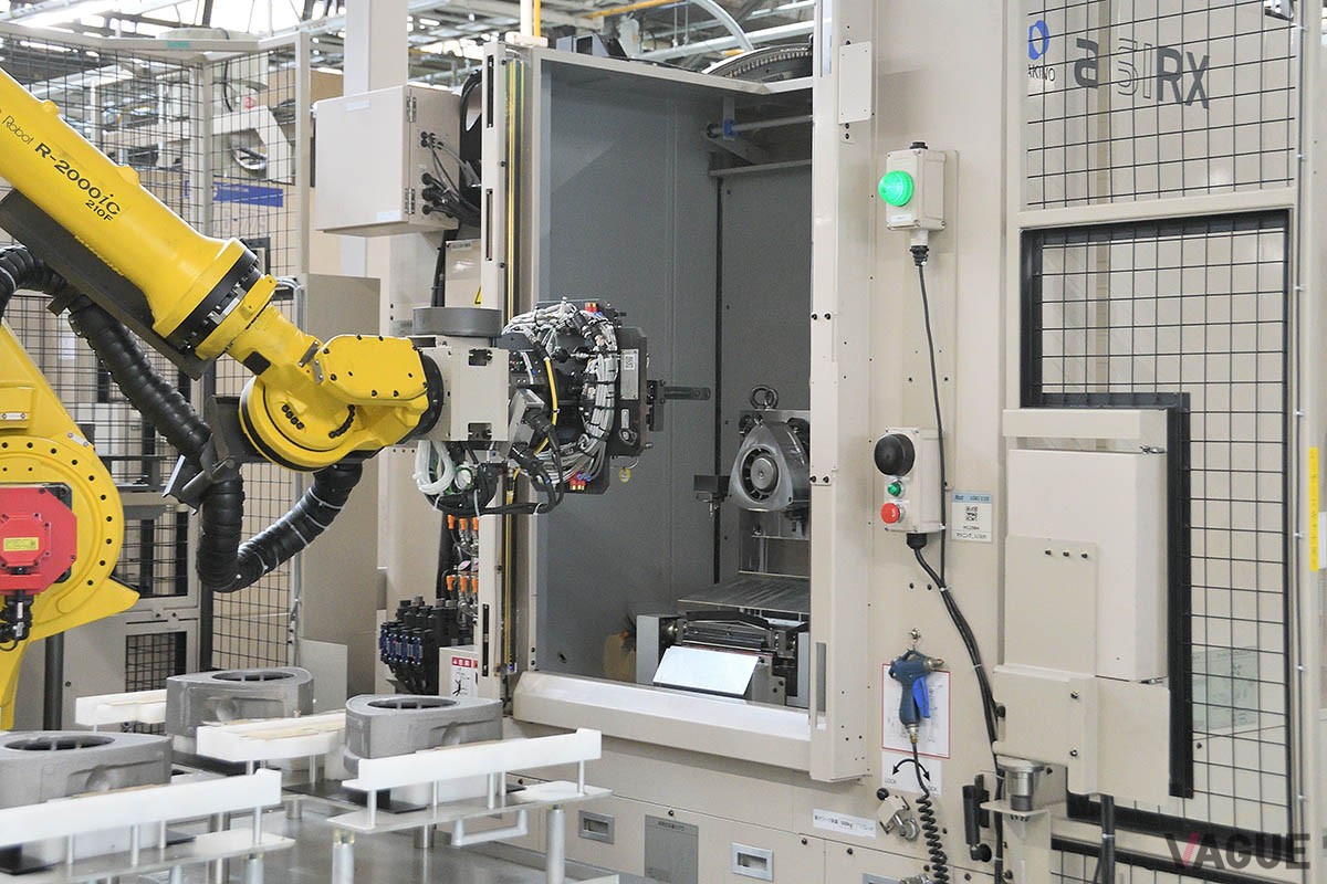 マツダは「MX-30 ロータリーEV」に搭載する“8C”型のために、ロータリーエンジンの製造ラインを刷新。新技術の投入で精度も向上したという