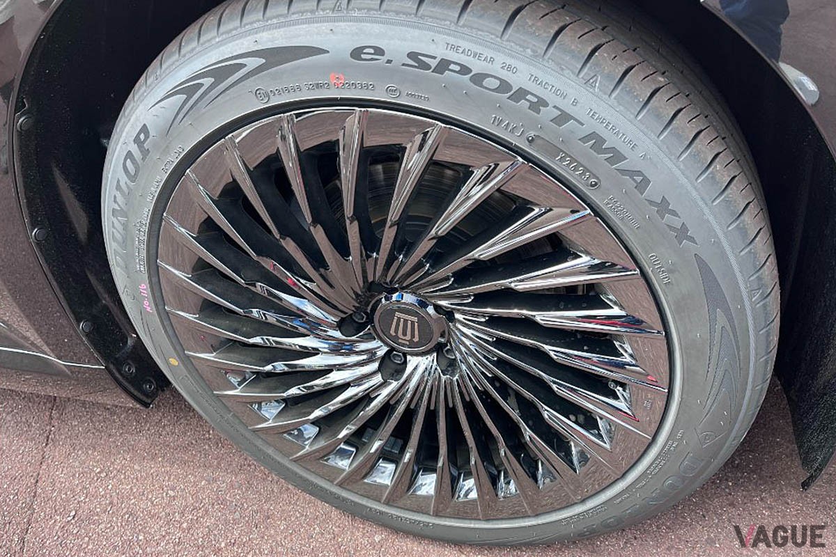 トヨタとJAFが開発中の給水素トラックのデモンストレーションに姿を現した、ブラックボディ×右ハンドル仕様の新型「クラウン・セダン」