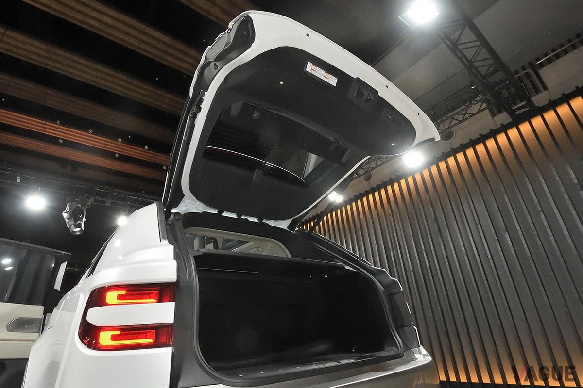 荷室左側の側面が大きくえぐられたラゲッジスペースにより、ゴルフバッグなどのかさばる荷物も楽に積み込めるトヨタ新型「センチュリー」