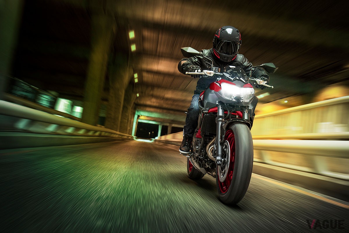カワサキのスーパーネイキッド「Z650」の2024年モデルは、鮮やかなキャンディパーシモンレッド×エボニーの新カラー＆グラフィックを採用
