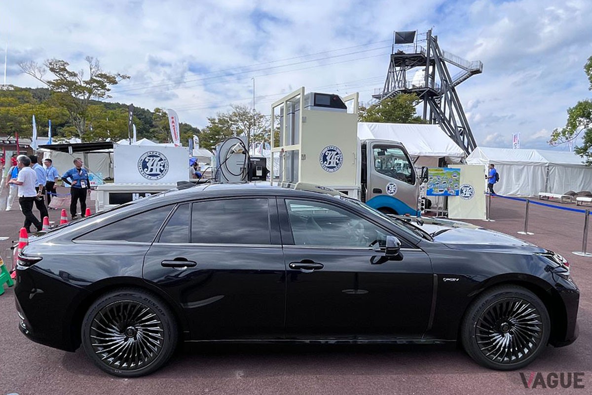 トヨタとJAFが開発中の給水素トラックのデモンストレーションに姿を現した、ブラックボディ×右ハンドル仕様の新型「クラウン・セダン」