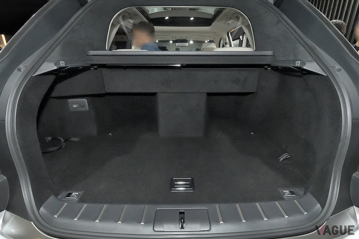 荷室左側の側面が大きくえぐられたラゲッジスペースにより、ゴルフバッグなどのかさばる荷物も楽に積み込めるトヨタ新型「センチュリー」