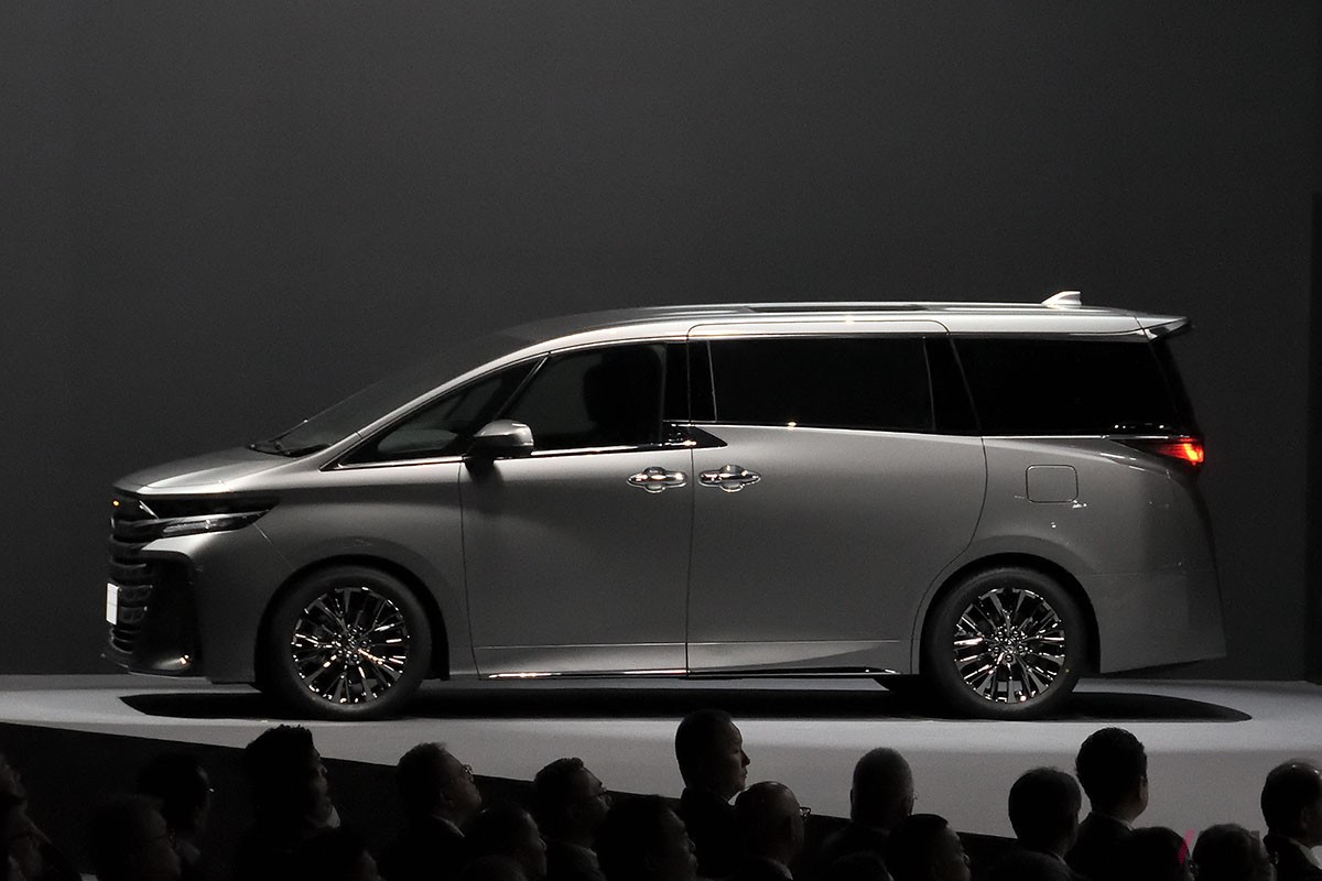 新型「センチュリー」の発表会に姿を現した「ヴェルファイアPHEV」