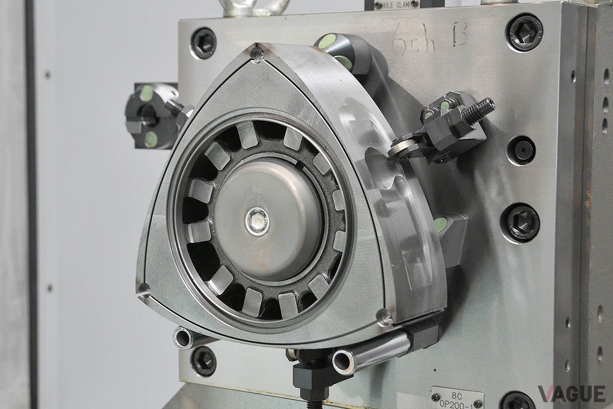 マツダは「MX-30 ロータリーEV」に搭載する“8C”型のために、ロータリーエンジンの製造ラインを刷新。新技術の投入で精度も向上したという