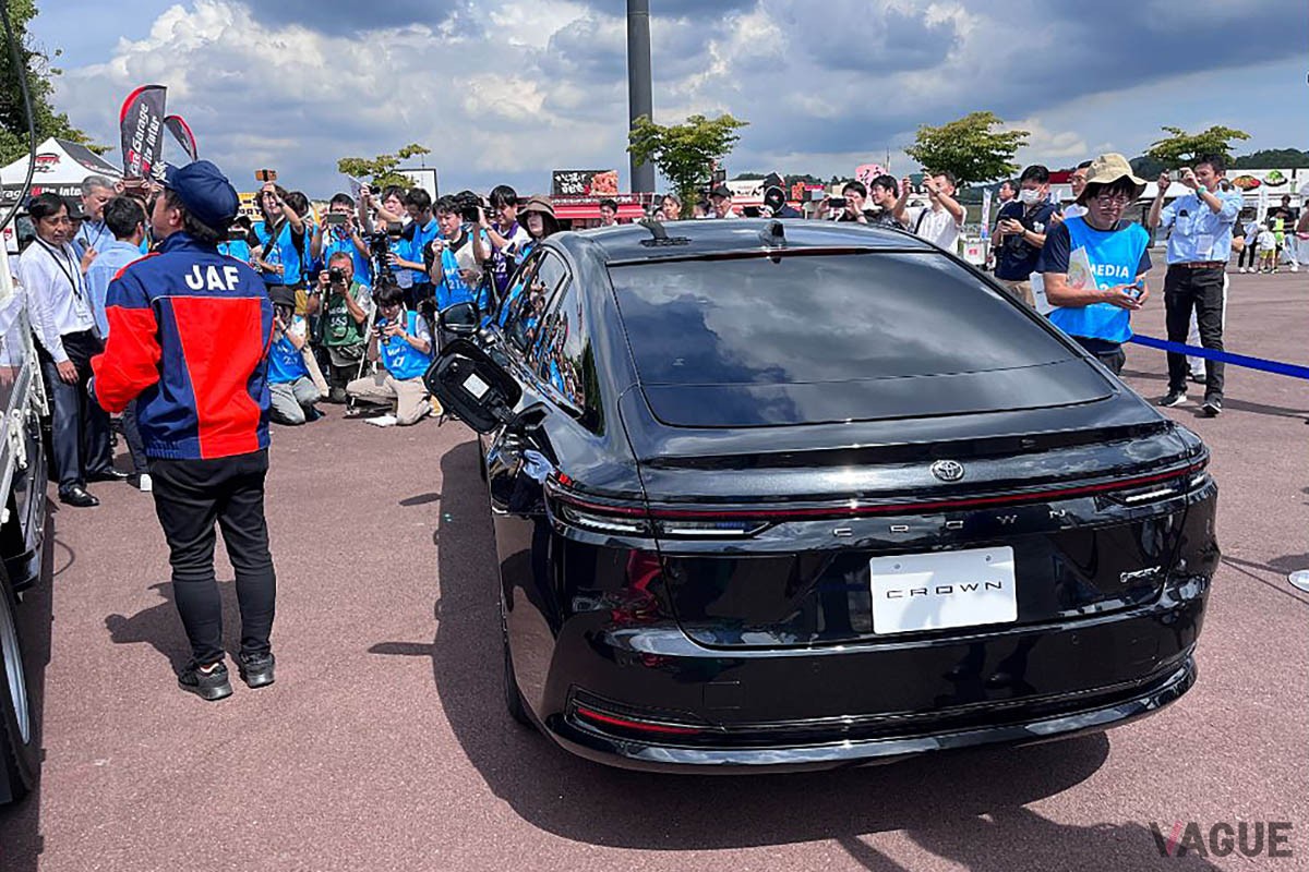トヨタとJAFが開発中の給水素トラックのデモンストレーションに姿を現した、ブラックボディ×右ハンドル仕様の新型「クラウン・セダン」