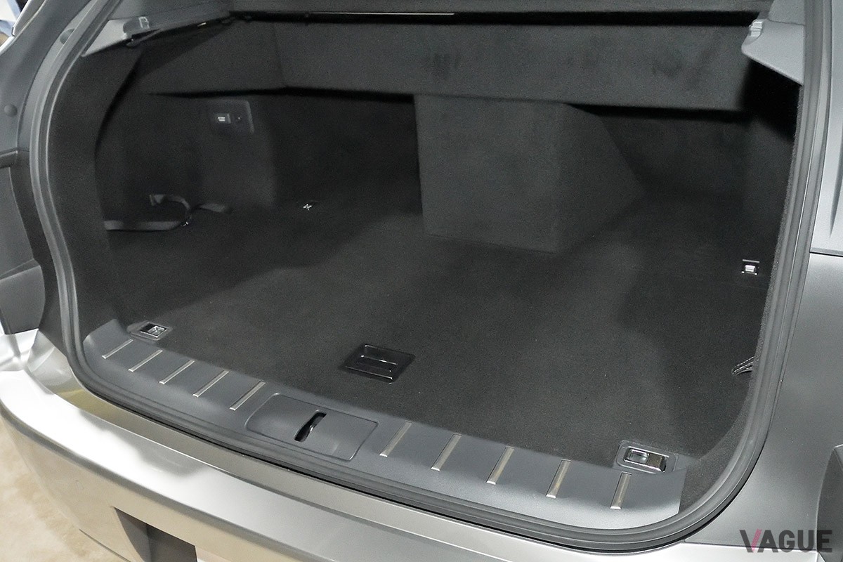 荷室左側の側面が大きくえぐられたラゲッジスペースにより、ゴルフバッグなどのかさばる荷物も楽に積み込めるトヨタ新型「センチュリー」