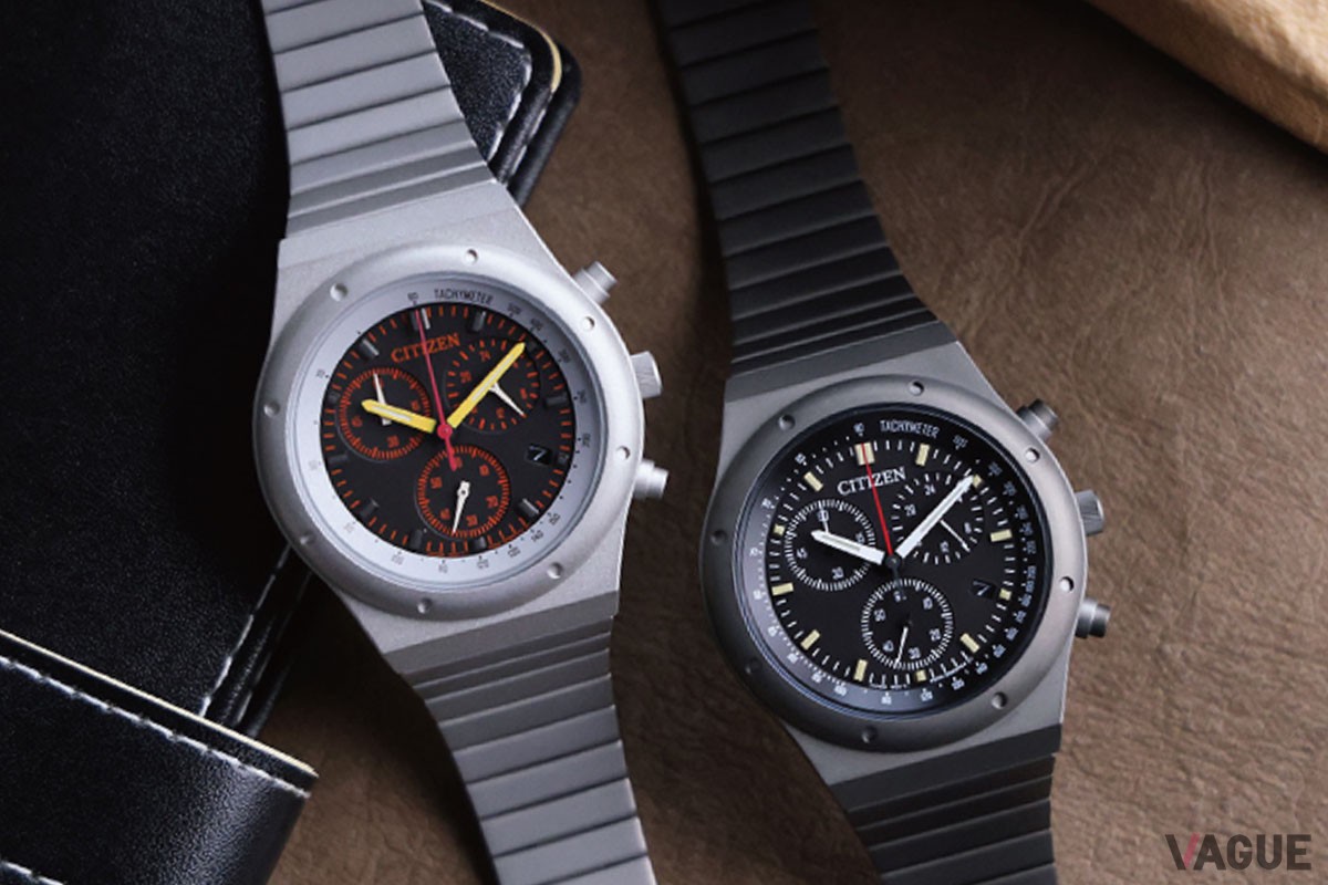 「1984 chronograph」のオンタイム・ムーヴの別注モデル。写真左からシルバー系の「AT2557-54G」、ブラック系の「AT2558-51E」