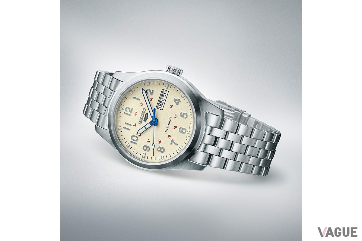 <セイコー 5スポーツ＞の「Field Sports Style　SBSA241」は、ダイヤルの24時表記のレタリングに赤の差し色を入れることで初代「ローレル」をオマージュしています