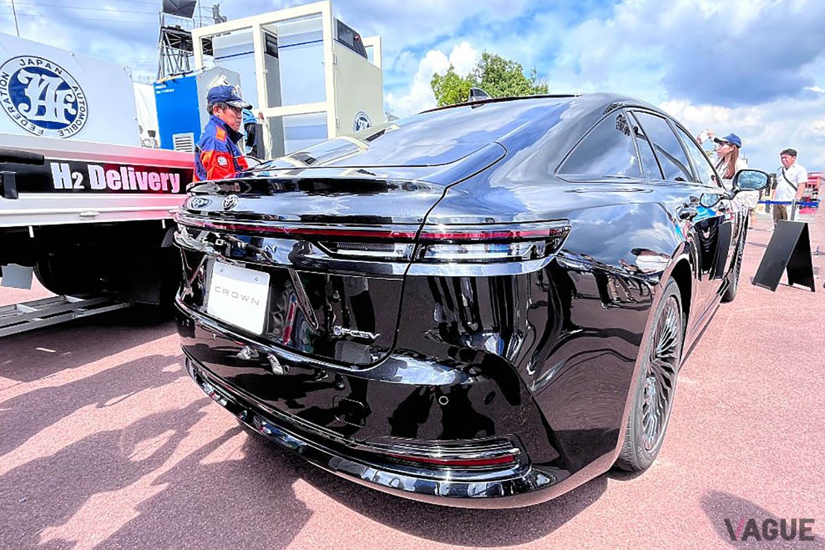 トヨタとJAFが開発中の給水素トラックのデモンストレーションに姿を現した、ブラックボディ×右ハンドル仕様の新型「クラウン・セダン」