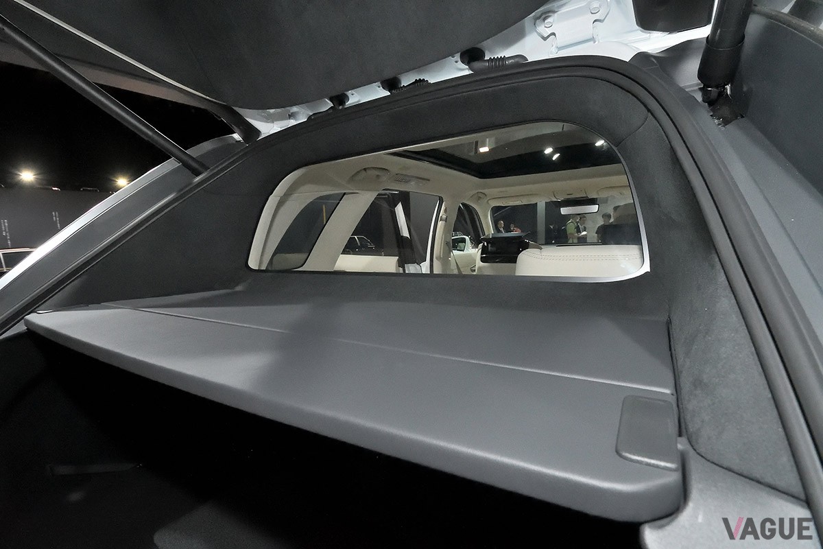 荷室左側の側面が大きくえぐられたラゲッジスペースにより、ゴルフバッグなどのかさばる荷物も楽に積み込めるトヨタ新型「センチュリー」