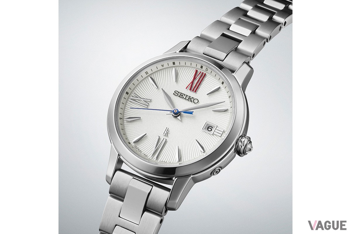 レディースウオッチブランド＜セイコー ルキア＞の「LUKIA Grow　SSVW223」は、ダイヤルには花びらをイメージした繊細なパターンを施し、初代「ローレル」と同じく、12時位置のローマンインデックスに赤のアクセントをプラス