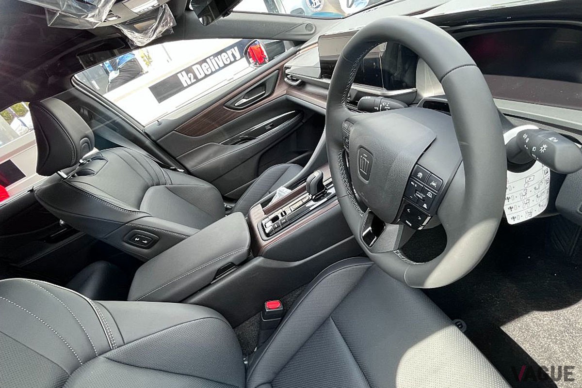 トヨタとJAFが開発中の給水素トラックのデモンストレーションに姿を現した、ブラックボディ×右ハンドル仕様の新型「クラウン・セダン」