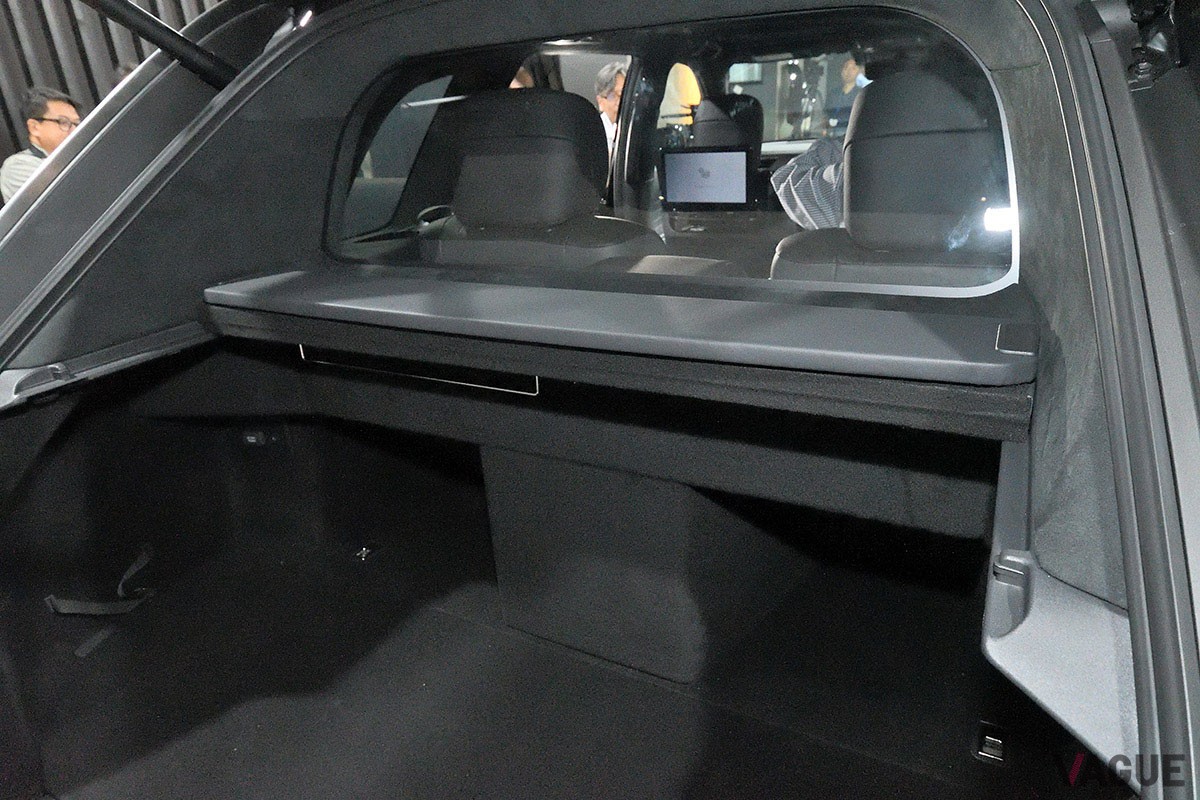 荷室左側の側面が大きくえぐられたラゲッジスペースにより、ゴルフバッグなどのかさばる荷物も楽に積み込めるトヨタ新型「センチュリー」