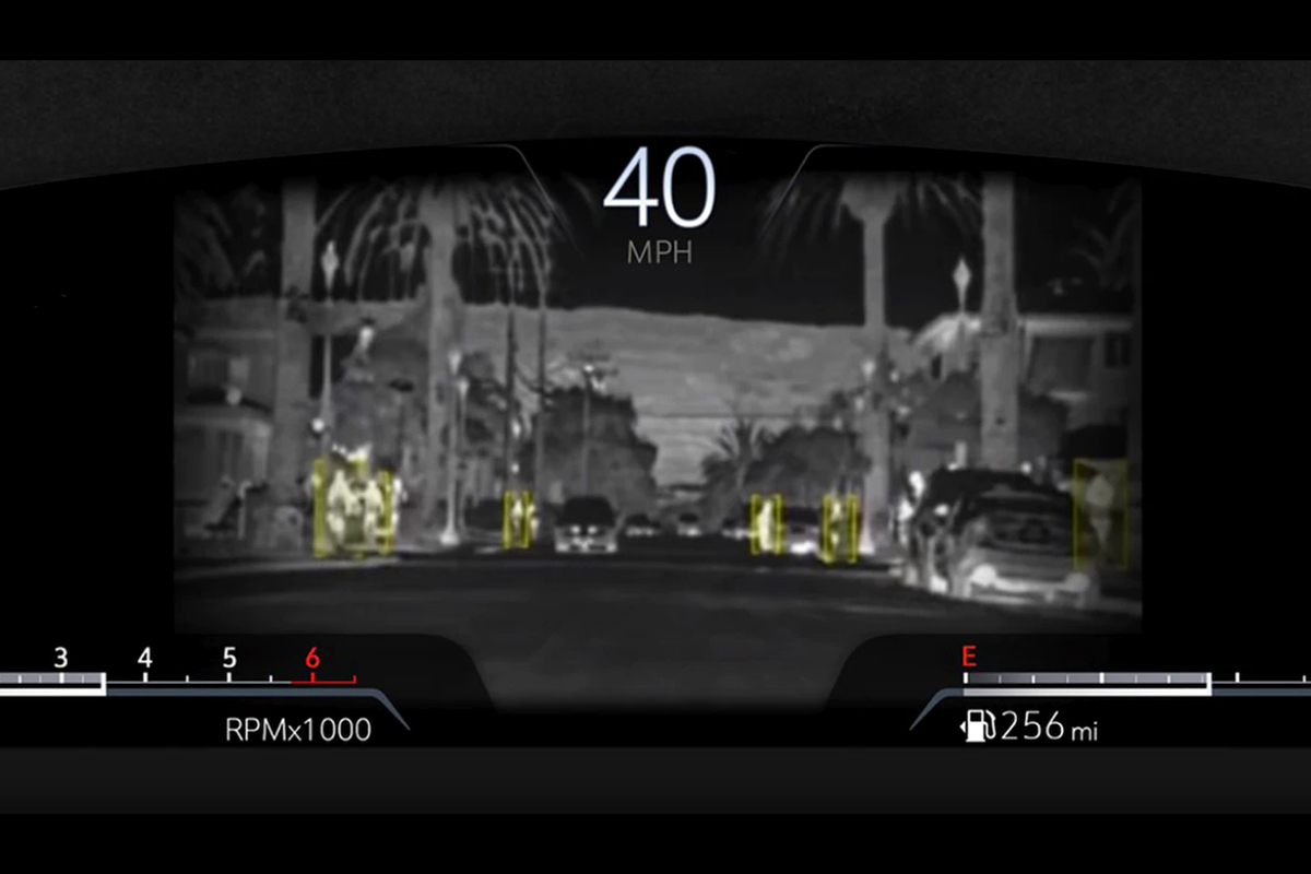 ナイトビジョンは年々進化を遂げており、カメラやデータ処理性能が格段にアップした最新型は暗闇を鮮明に映し出す