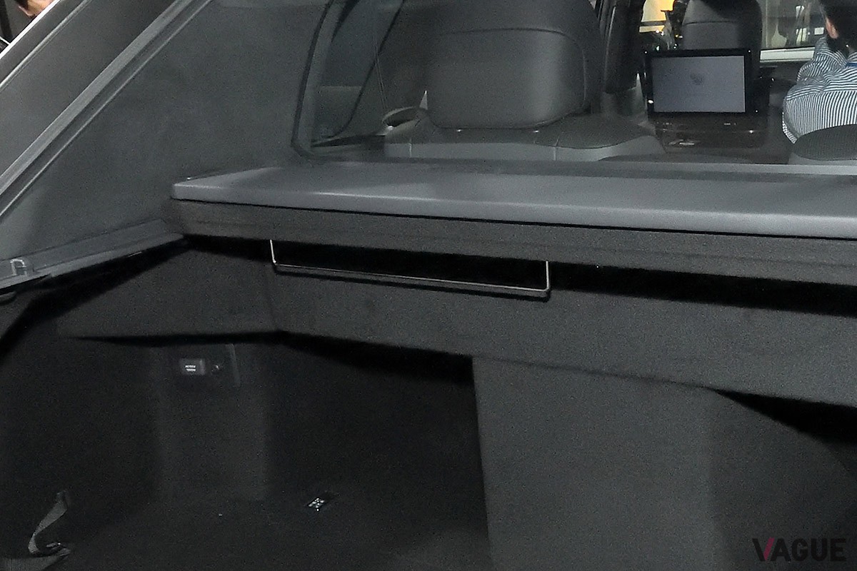 荷室左側の側面が大きくえぐられたラゲッジスペースにより、ゴルフバッグなどのかさばる荷物も楽に積み込めるトヨタ新型「センチュリー」