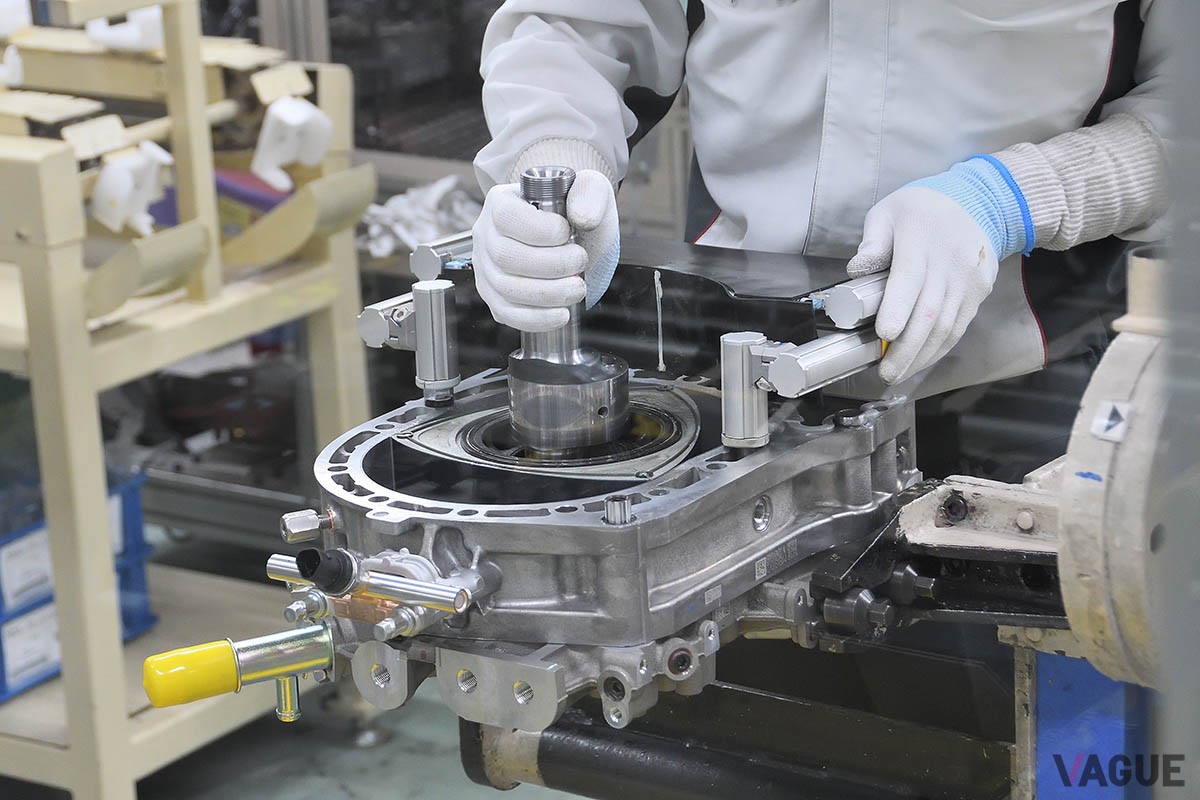 マツダは「MX-30 ロータリーEV」に搭載する“8C”型のために、ロータリーエンジンの製造ラインを刷新。新技術の投入で精度も向上したという