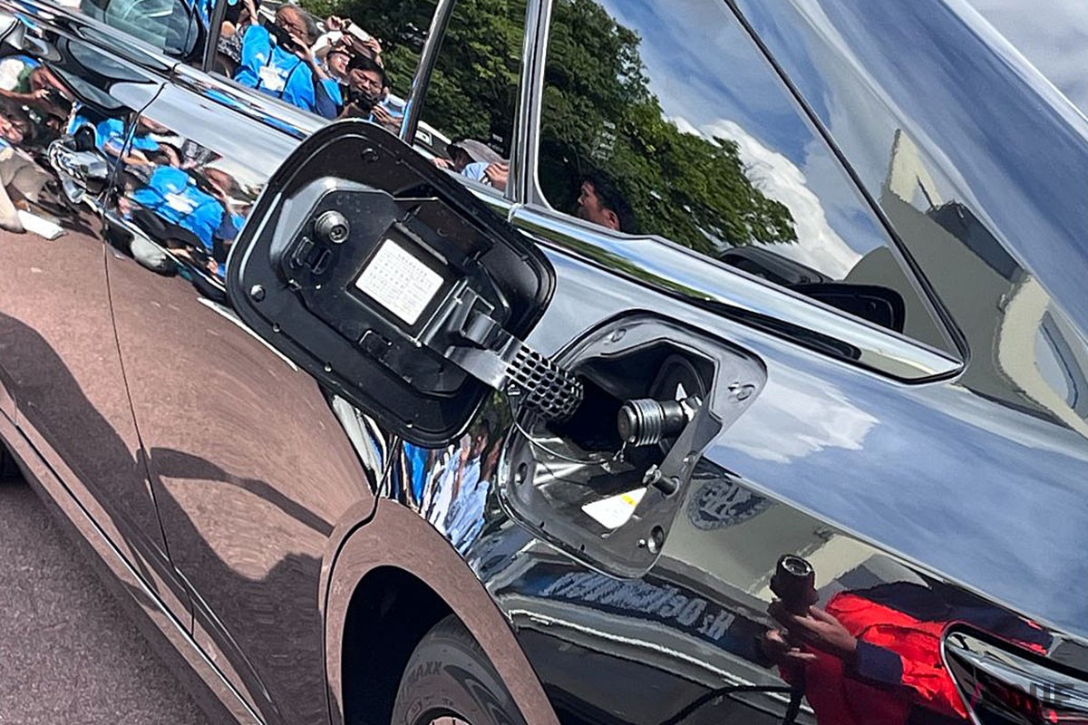 トヨタとJAFが開発中の給水素トラックのデモンストレーションに姿を現した新型「クラウン・セダン」はFCEV仕様