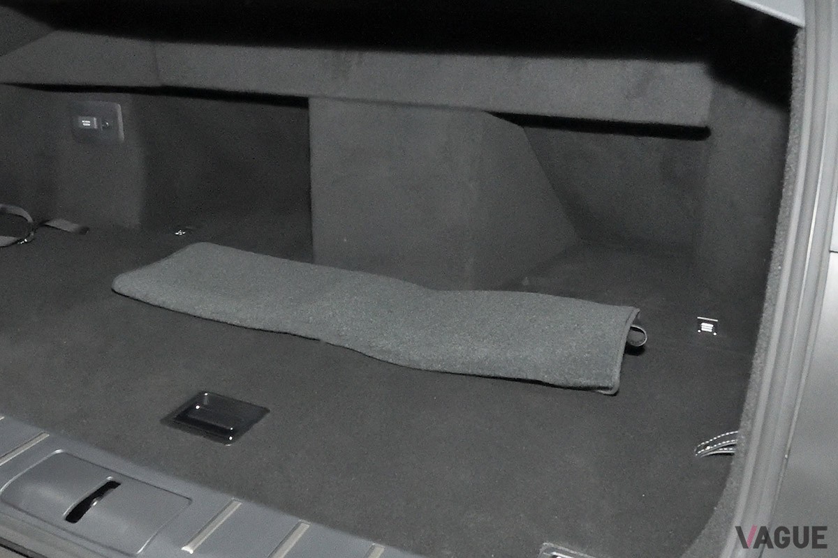 荷室左側の側面が大きくえぐられたラゲッジスペースにより、ゴルフバッグなどのかさばる荷物も楽に積み込めるトヨタ新型「センチュリー」