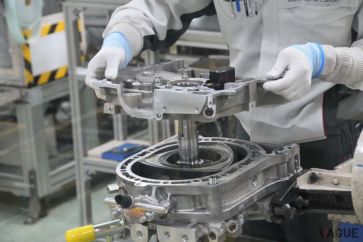 マツダは「MX-30 ロータリーEV」に搭載する“8C”型のために、ロータリーエンジンの製造ラインを刷新。新技術の投入で精度も向上したという