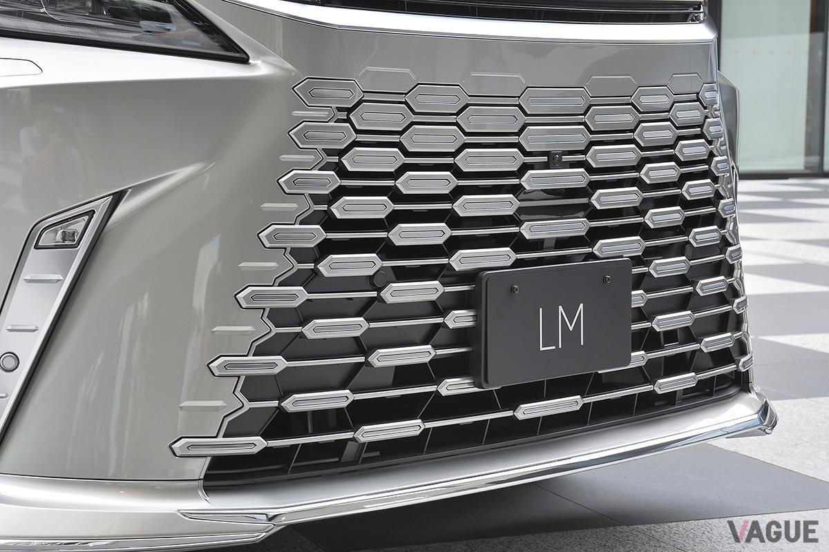 強固なボディとしなやかな足回りにより、極上の乗り心地を実現したレクサス新型「LM」。素直なハンドリングにより思いのほか走りも楽しめる