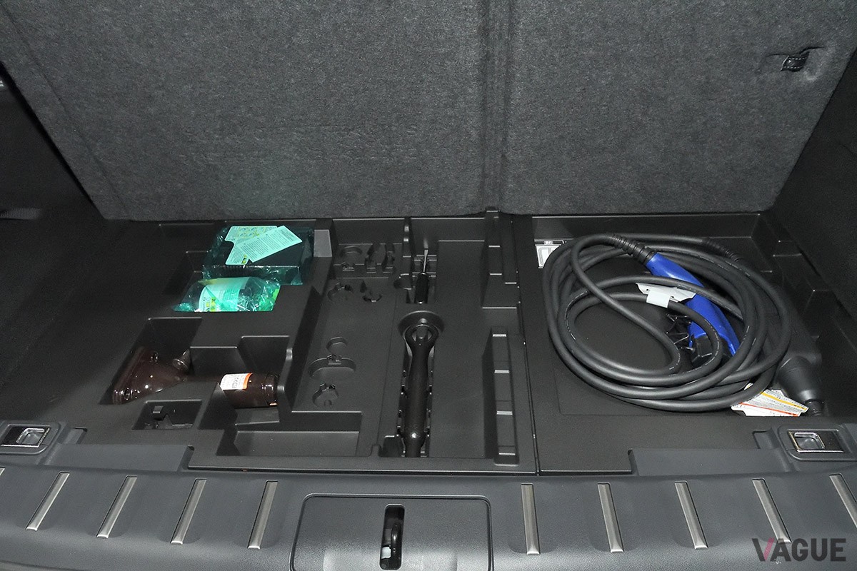 荷室左側の側面が大きくえぐられたラゲッジスペースにより、ゴルフバッグなどのかさばる荷物も楽に積み込めるトヨタ新型「センチュリー」