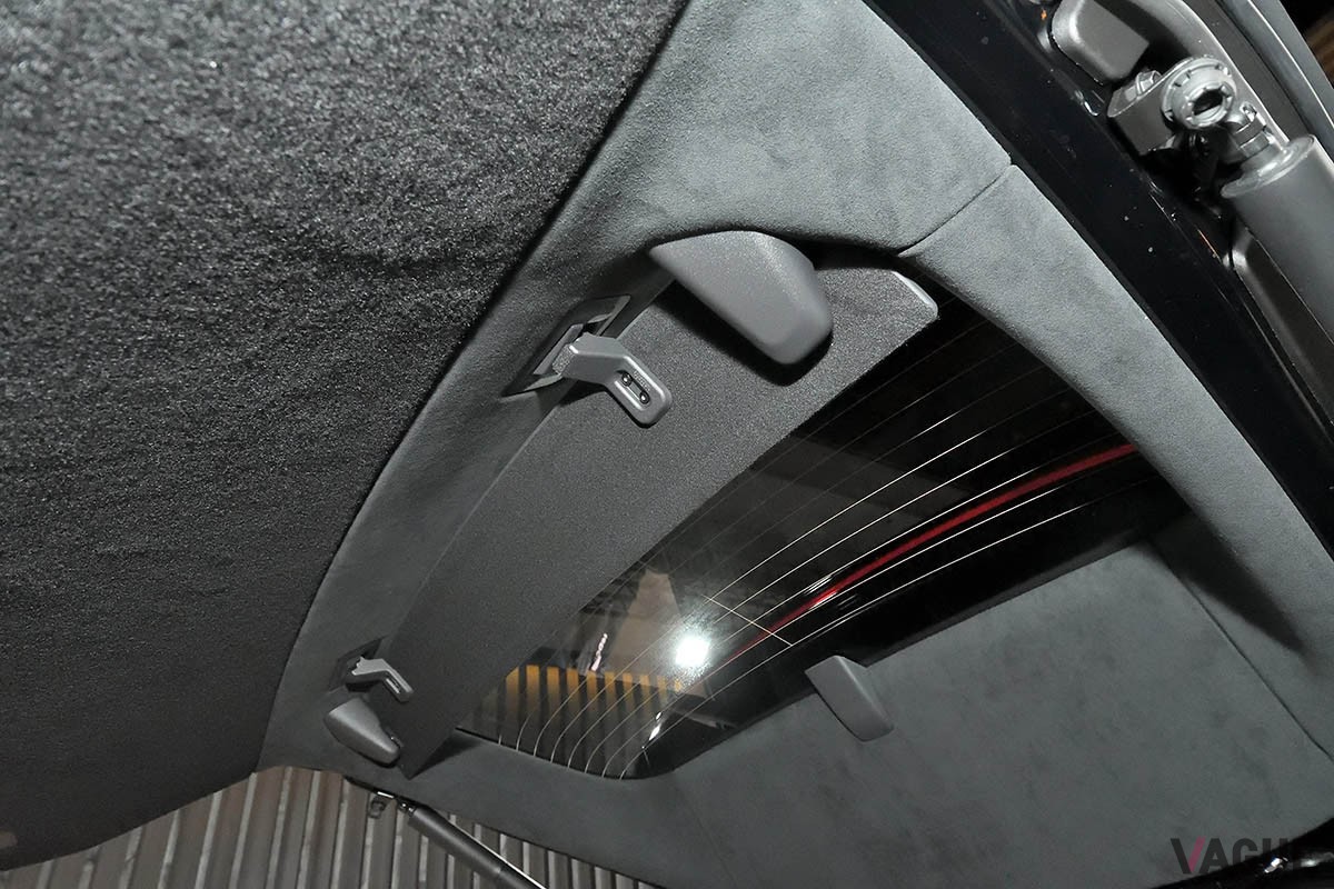 荷室左側の側面が大きくえぐられたラゲッジスペースにより、ゴルフバッグなどのかさばる荷物も楽に積み込めるトヨタ新型「センチュリー」