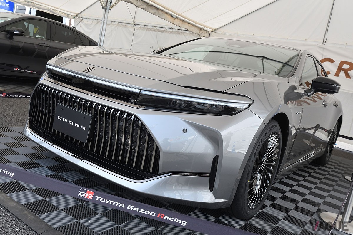 これまで日本国内で公開されてきた、シルバーボディの左ハンドル仕様の新型「クラウン・セダン」