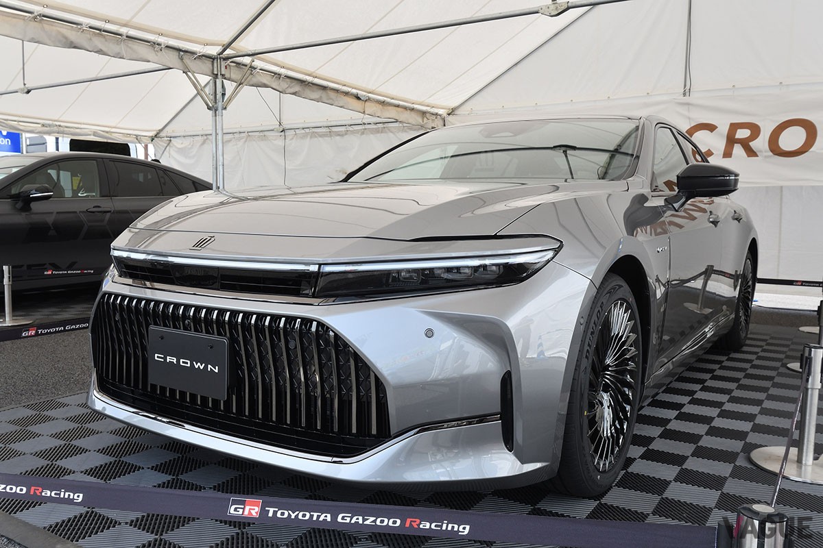 これまで日本国内で公開されてきた、シルバーボディの左ハンドル仕様の新型「クラウン・セダン」