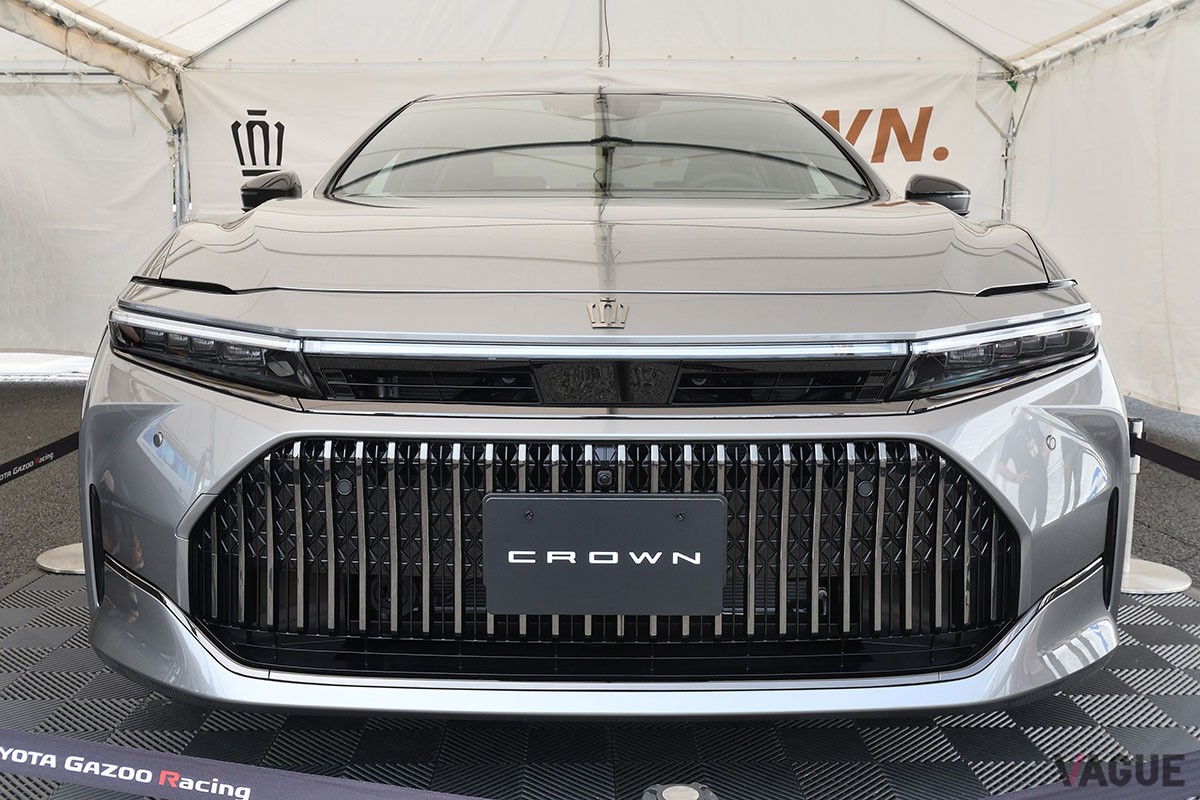 これまで日本国内で公開されてきた、シルバーボディの左ハンドル仕様の新型「クラウン・セダン」